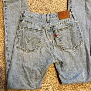 Levi Light Wash Mid-rise